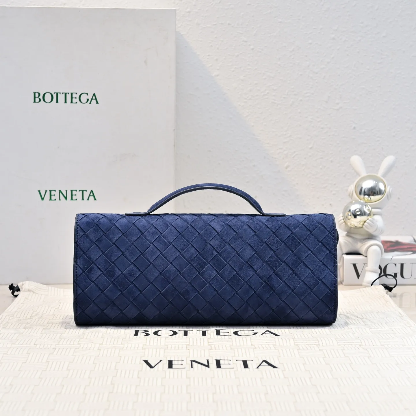 Batch 1360 #Bv Clutch long clutch bag equipped with handles, the design of the clutch bag reflects the exquisite and high-end taste ~ using exquisite craftsmanship intreccio woven suede, it can be held in the hand, carried by hand or under the arm. The metal knot embellishment exudes temperament and nobility ~ , equipped with a zipper compartment inside, it is a good companion for your daily life🧑‍❤️‍💋‍🧑, whether you are walking on the red carpet or attending a dinner, it will add a unique charm to you💞 Model: 1511 Size: 31x13x3